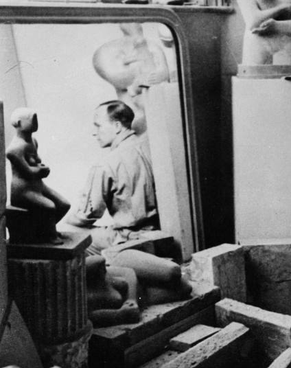 Moore in his studio at 11a Parkhill road, London, <i>c</i>.1930.