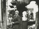 Noack Foundry, Henry Moore in front of The Arch (LH 503b) at the Noack Foundry, 1977