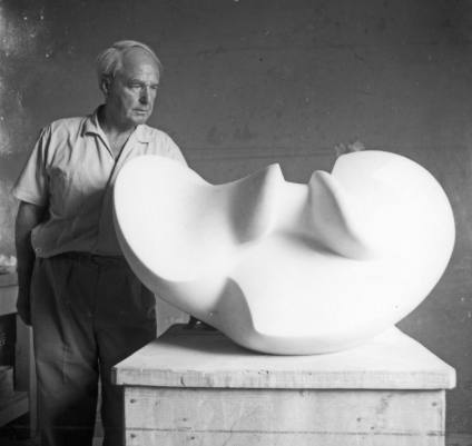 Henry Moore with LH 571 in his studio at Forte dei Marmi, Tuscany, Italy in 1967. Photograph by…