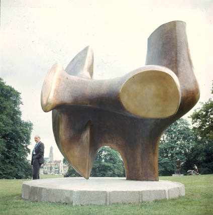 'Three Way Piece No.2: Archer' 1964 (LH535)
Bronze, Sonsbeek 1966
Photo: Errol Jackson